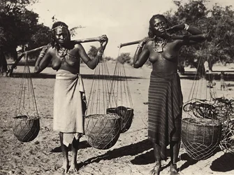 Cunama-Frauen tragen Wasser, 09.05.1936